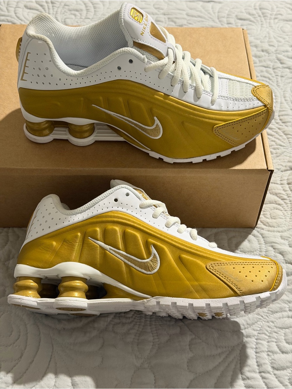 Nike Shox R4 Metallic Gold White Sneakers CW2626-700-US Size 4.5Y